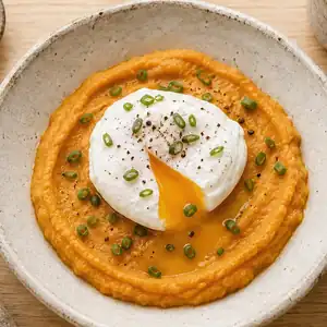 Œuf poché sur purée de patate douce